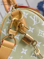 Borsa Louis Vuitton verde con monogramma, hardware in oro e dettagli in pelle tanning.