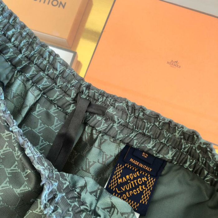 Pantaloncini Louis Vuitton verdi con monogramma, elastici e etichetta elegante, confezione di lusso inclusa.