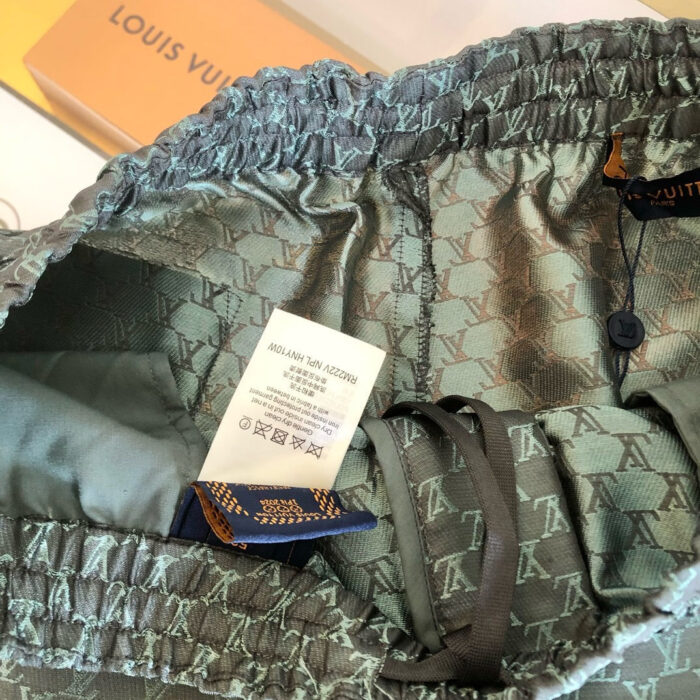 Shorts Louis Vuitton verde con logo embossato, elasticizzato e dettagli di alta qualità.