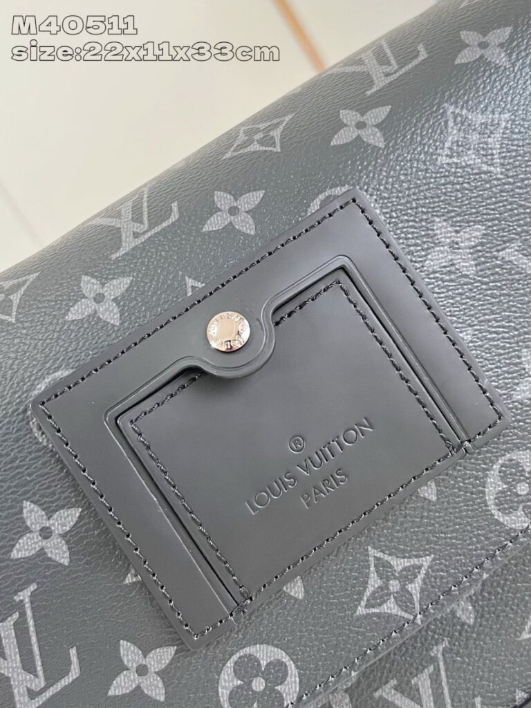 Borsa Louis Vuitton grigia in pelle con monogramma iconico e dettagli di alta qualità.