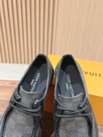 Scarpe Louis Vuitton grigie con monogram, lacci neri, scatola arancione, stile elegante e moderna.