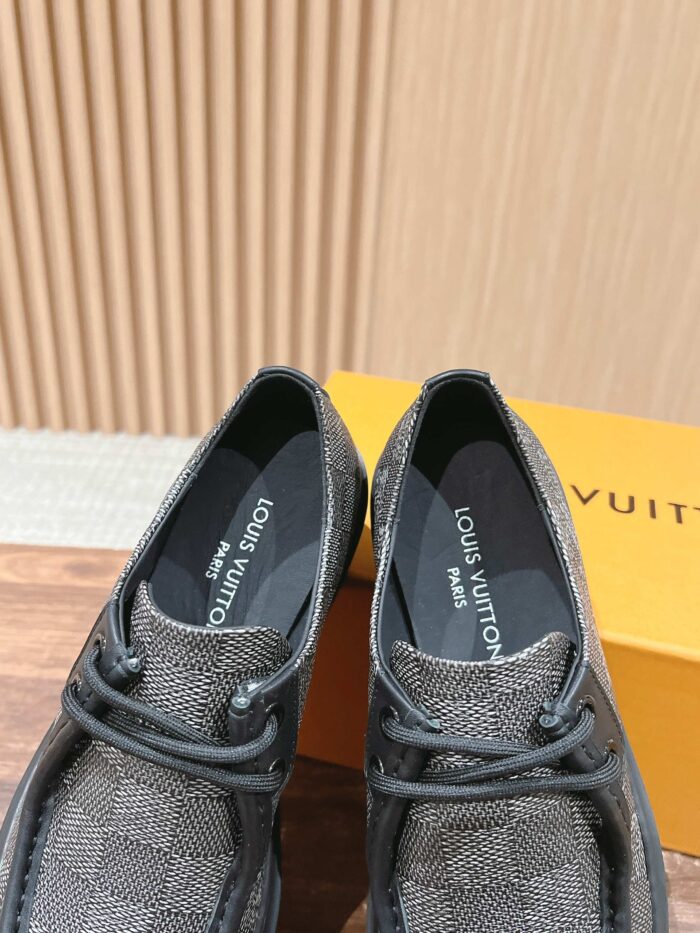 Scarpe Louis Vuitton grigie con monogram, lacci neri, scatola arancione, stile elegante e moderna.