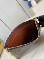 Borsa Louis Vuitton aperta con interno in pelle rossa e dettaglio monogramma Dior.