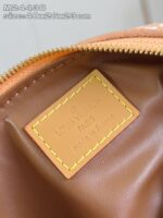 Interno di borsa Louis Vuitton con etichetta di qualità e dettagli eleganti.