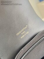 Borsa Louis Vuitton in pelle nera, made in Italia, elegante e di alta qualità.