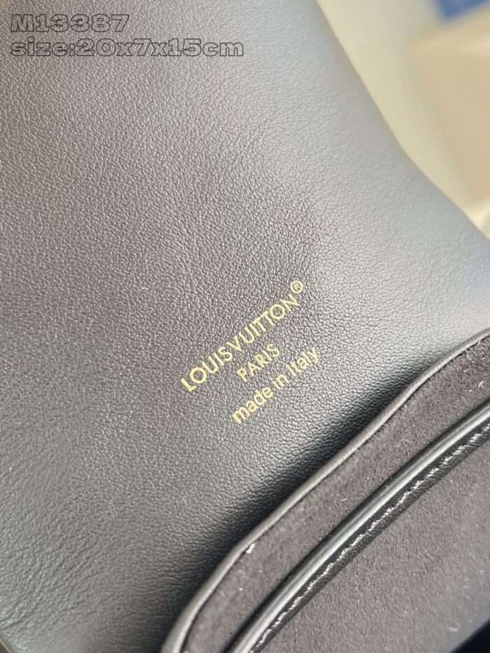 Borsa Louis Vuitton in pelle nera, made in Italia, elegante e di alta qualità.