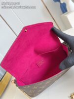 Borsa Louis Vuitton di lusso con interno rosa vivace e dettagli eleganti