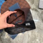 Cappelli Louis Vuitton di lusso in esposizione su superficie marmo elegante.
