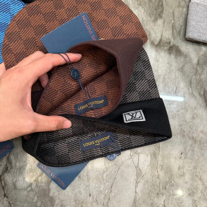 Cappelli Louis Vuitton di lusso in esposizione su superficie marmo elegante.