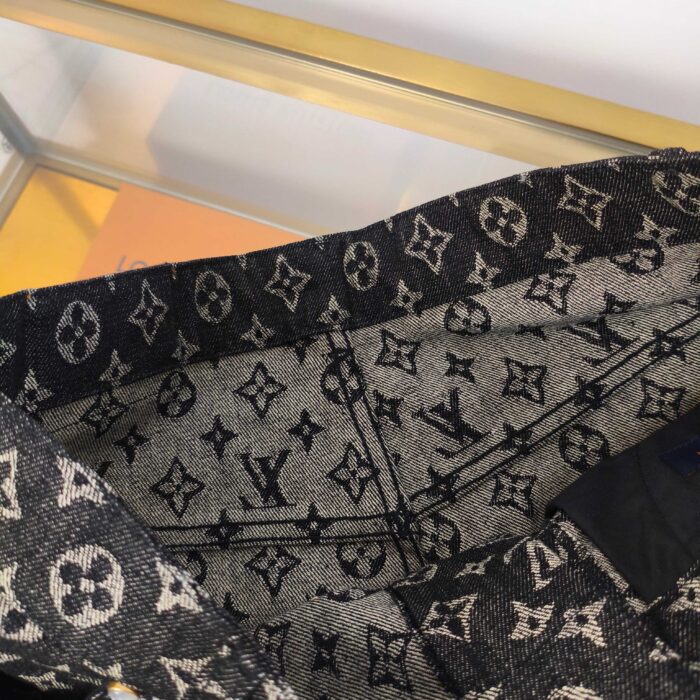 Interno di giacca Louis Vuitton con monogramma di lusso e dettagli eleganti.