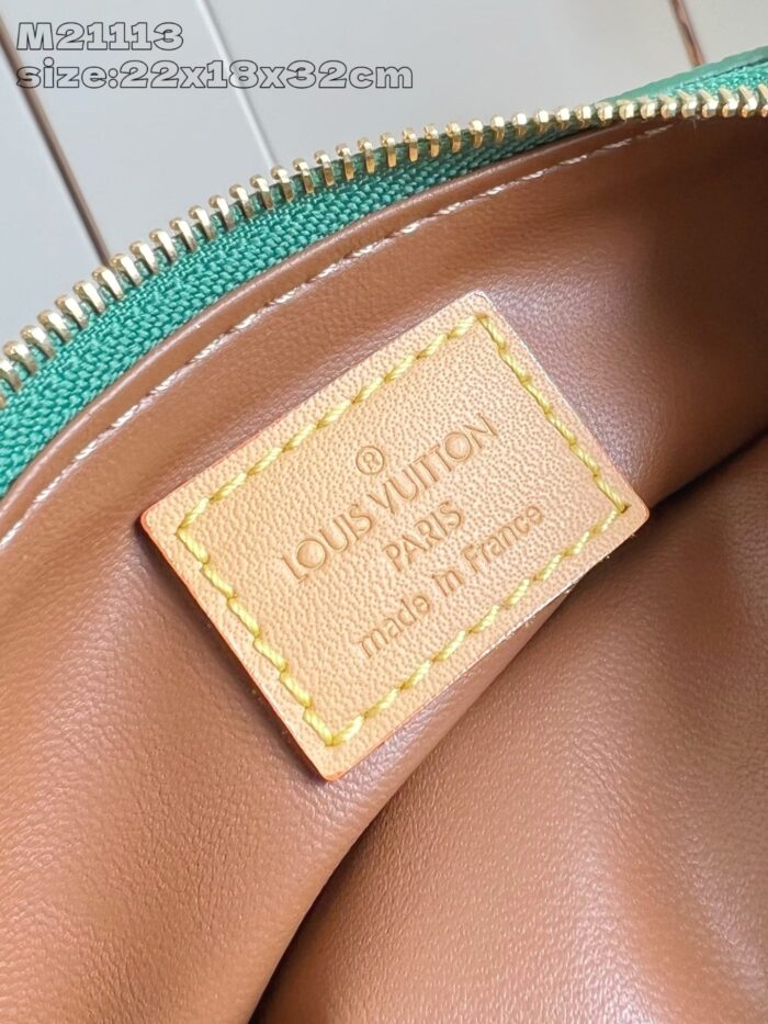 Interno di Louis Vuitton, etichetta in pelle, zip verde e dettagli di alta qualità.