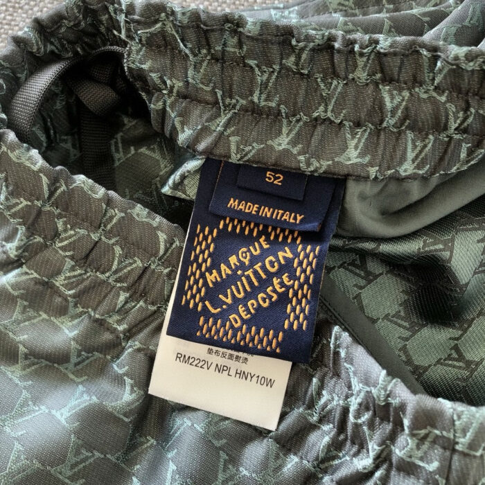 Gonna di lusso con etichetta Marque Vuitton, made in Italy, dettagli eleganti e tessuto premium.