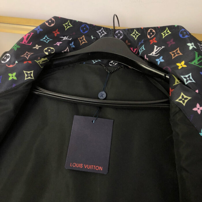 Giacca di lusso Louis Vuitton con interno colorato e dettagli iconici del marchio.