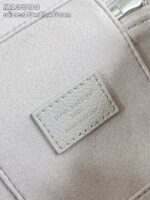 Dettaglio interno di unetichetta Louis Vuitton in pelle e tessuto di alta qualità.