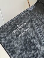 Accessorio di lusso Louis Vuitton in pelle con logo in rilievo e dettagli eleganti.
