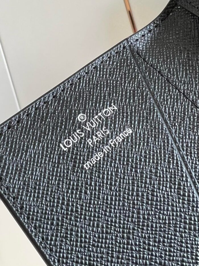 Accessorio di lusso Louis Vuitton in pelle con logo in rilievo e dettagli eleganti.