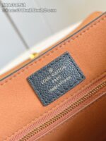 Etichetta interna Louis Vuitton in pelle e fodera rosa, dettaglio di alta qualità e eleganza.