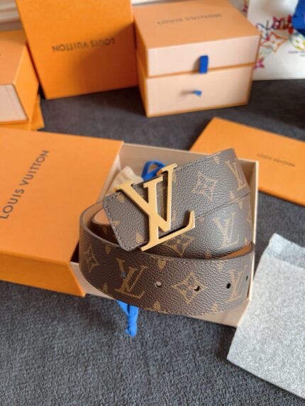 Cintura Louis Vuitton Monogram con fibbia dorata, elegante packaging di lusso e dettagli di alta qualità.