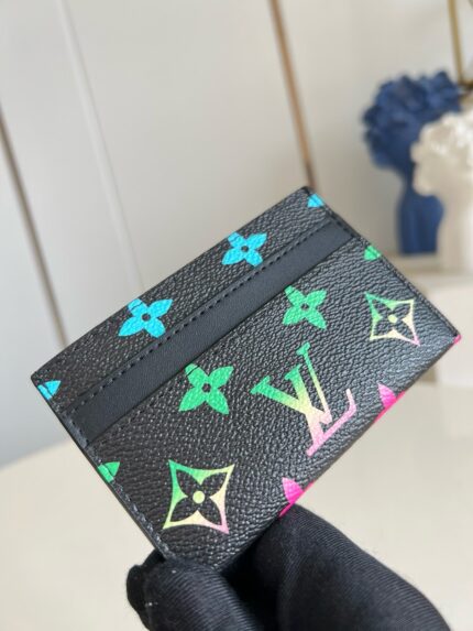 Portacarte Louis Vuitton Monogram colorato, elegante, sottile e moderno, con dettagli raffinati e stile vivace.