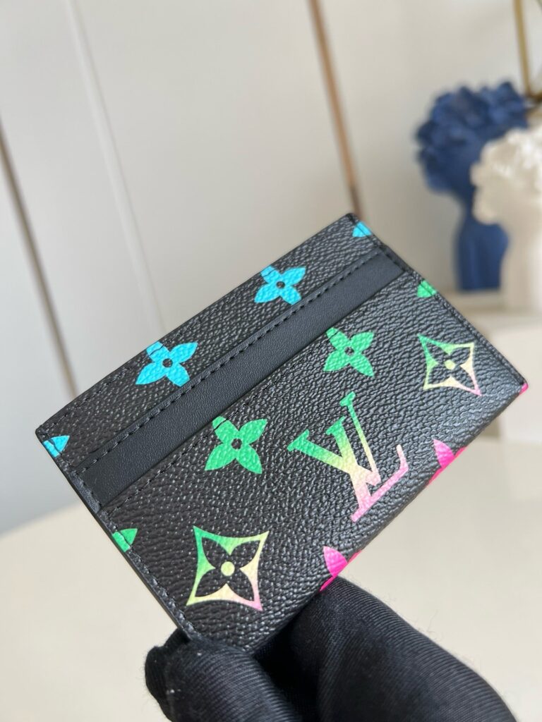 Portacarte Louis Vuitton Monogram colorato, elegante, sottile e moderno, con dettagli raffinati e stile vivace.