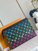 Borsa clutch Louis Vuitton colorata con logo iconico e design elegante, perfetta per uno stile sofisticato.