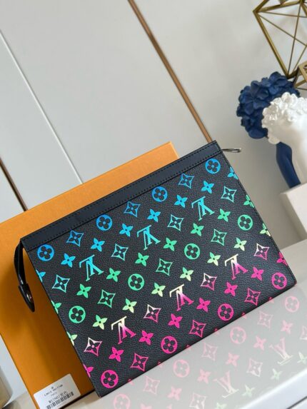 Borsa clutch Louis Vuitton colorata con logo iconico e design elegante, perfetta per uno stile sofisticato.