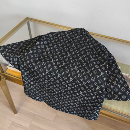 Tessuto Louis Vuitton Monogram su tavolo in vetro, elegante e di lusso.