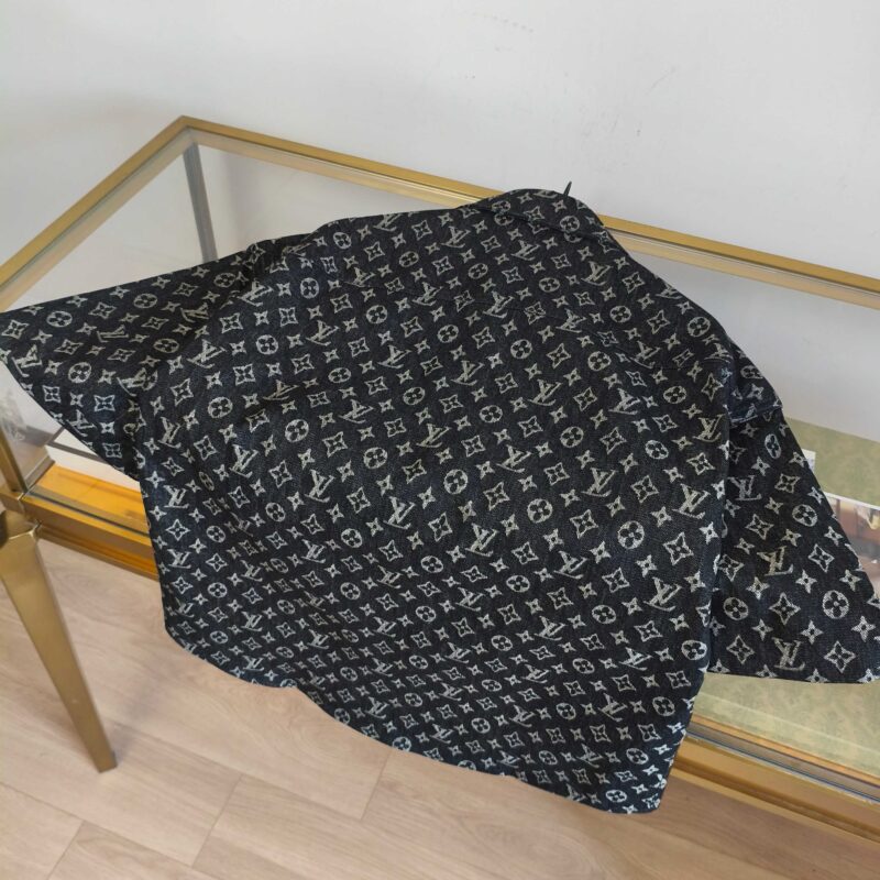 Tessuto Louis Vuitton Monogram su tavolo in vetro, elegante e di lusso.