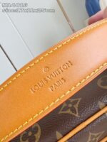 Porta in pelle Louis Vuitton con logo inciso e monogramma iconico, perfetto e di lusso.