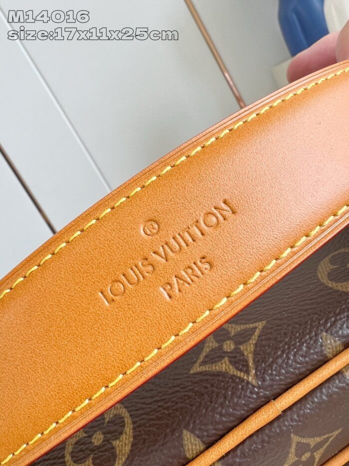 Porta in pelle Louis Vuitton con logo inciso e monogramma iconico, perfetto e di lusso.