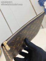 Clutch Louis Vuitton Monogram in pelle marrone con dettagli oro e chiusura elegante.