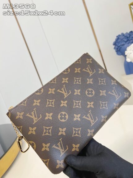Clutch Louis Vuitton monogram in cuoio, elegante, compatta e perfetta per ogni occasione.