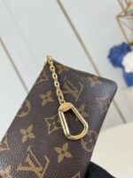Portamonete Louis Vuitton Monogram con dettagli in oro e catena elegante.