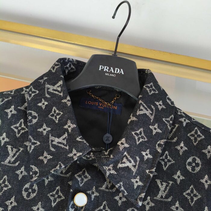 Camicia Louis Vuitton monogramma, appesa su gancio Prada in boutique di lusso.
