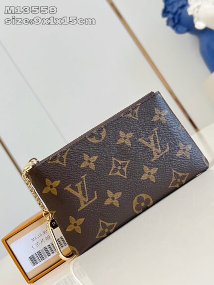 Portafoglio Louis Vuitton Monogram in tessuto con catena dorata, elegante e compatto da 9x15 cm.