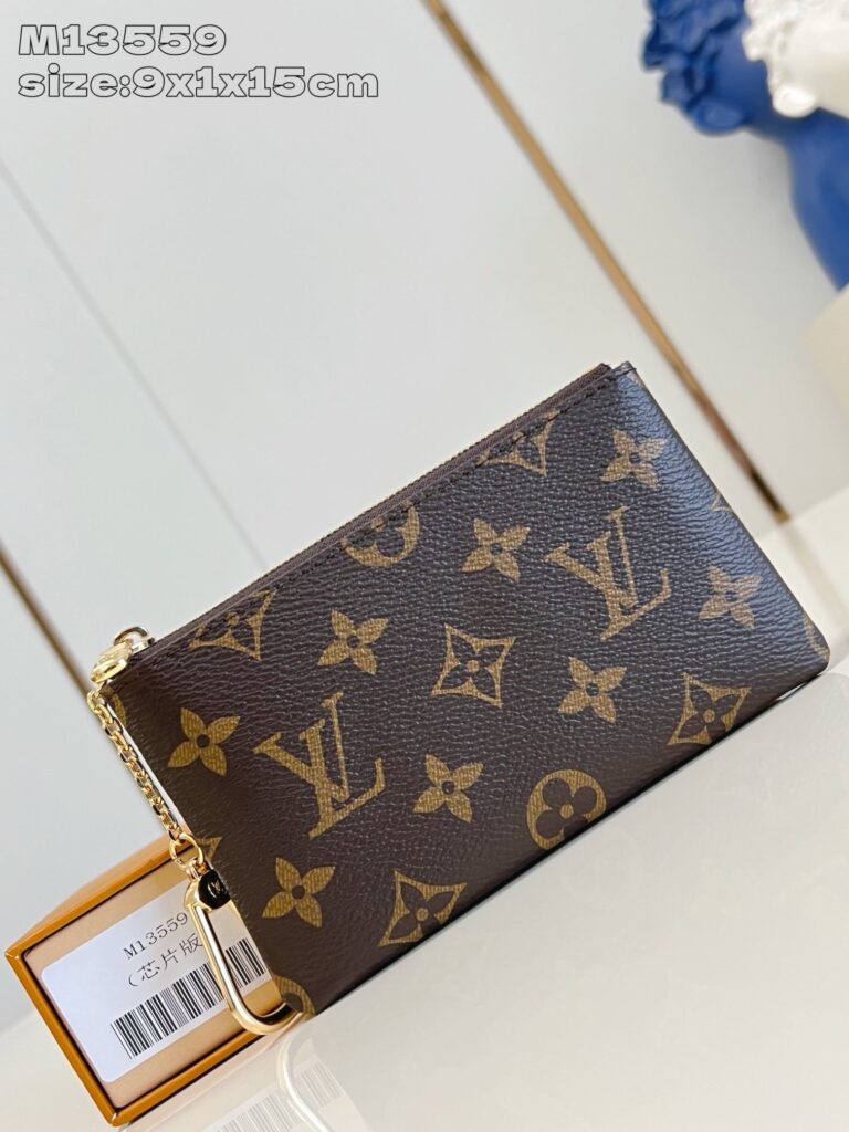 Portafoglio Louis Vuitton Monogram in tessuto con catena dorata, elegante e compatto da 9x15 cm.