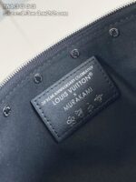 Interno di borsa Louis Vuitton x Murakami, etichetta collaborativa, dettagli di alta qualità e design elegante.