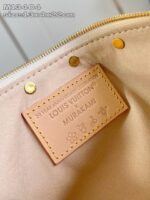 Interno borsa Louis Vuitton Murakami con etichetta artistica e dettagli di lusso.