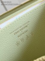 Borsa Louis Vuitton x Murakami in pelle verde pastello, design artistico e lusso elegante.
