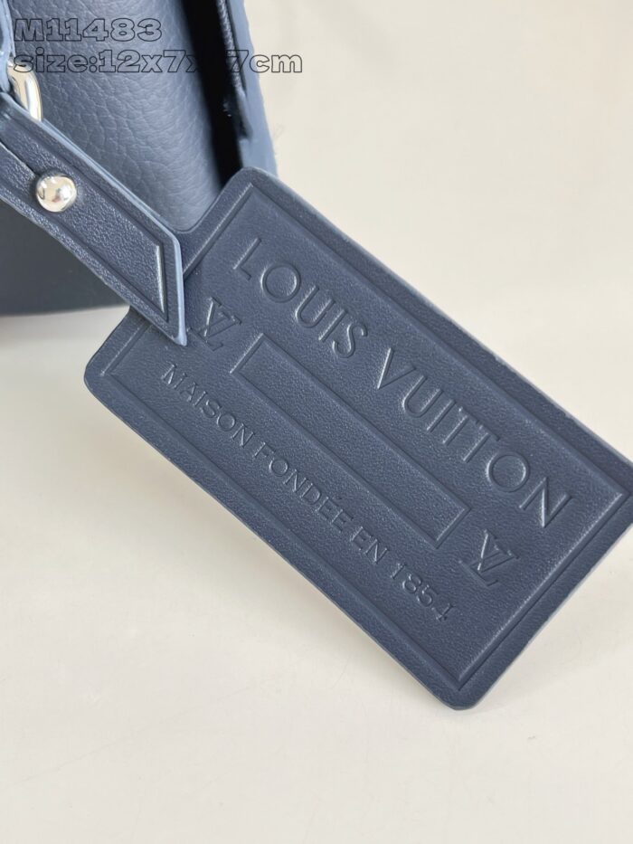 Etichetta in pelle Louis Vuitton Navy, elegante e di lusso per bagagli raffinati.