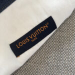Etichetta Louis Vuitton Parigi su tessuto elegante, simbolo di lusso e raffinatezza.