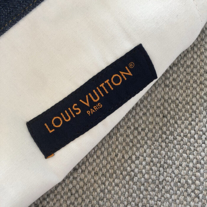Etichetta Louis Vuitton Parigi su tessuto elegante, simbolo di lusso e raffinatezza.