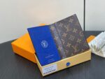 Custodia Louis Vuitton in pelle con interno blu e portacarte coordinato, eleganza e stile di lusso.