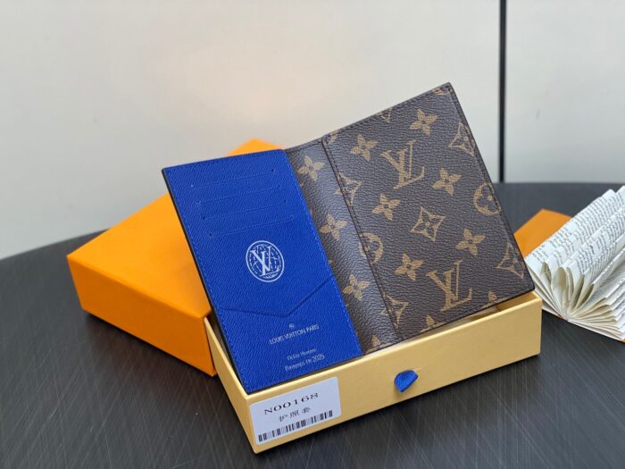 Custodia Louis Vuitton in pelle con interno blu e portacarte coordinato, eleganza e stile di lusso.