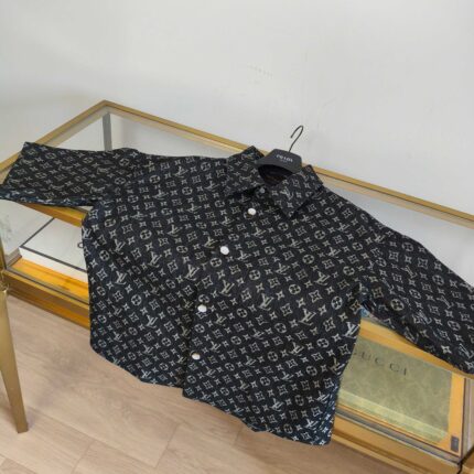 Camicia di lusso Louis Vuitton nera con logo bianco, stile moderno e dettagli eleganti.