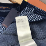 Maglione Louis Vuitton blu, etichetta di lusso, dettaglio moda e qualità premium.