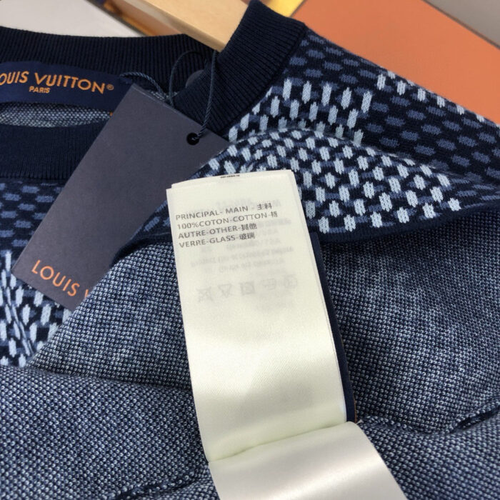 Maglione Louis Vuitton blu, etichetta di lusso, dettaglio moda e qualità premium.