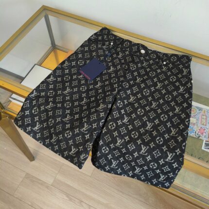 Pantaloncini Louis Vuitton monogramma, eleganti e casual, tessuto leggero, design di lusso.