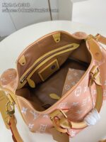 Borsa di lusso in pelle pesca, design elegante, interno spazioso e dettagli raffinati.
