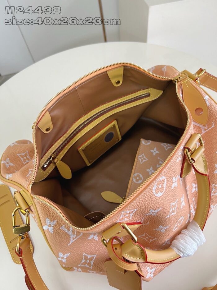 Borsa di lusso in pelle pesca, design elegante, interno spazioso e dettagli raffinati.